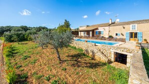 A house with a swimming pool, stone walls, and a garden. - Villa 'Pascual Gran' with Mountain View, Private Pool and Wi-Fi (Manacor)