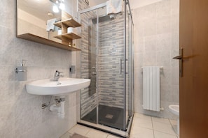 Dusche, Haartrockner, HandtĂŒcher