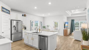 Køleskab, mikrobølgeovn, ovn, kogeplade