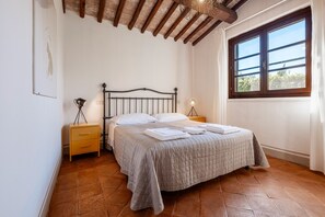 2 bedrooms, iron/ironing board, free WiFi, bed sheets - Apartment 'Leccino' with Shared Pool, Wi-Fi and Air Conditioning (Capalbio)