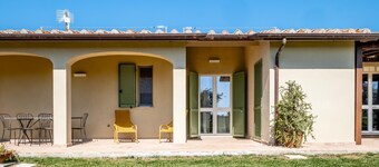 Apartment 'Frantoio' with Shared Pool, Wi-Fi and Air Conditioning
