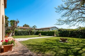 Property grounds - Apartment 'Moraiolo' with Shared Pool, Wi-Fi and Air Conditioning (Capalbio)