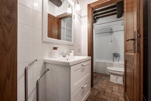 Suihku, hiustenkuivaaja, pyyhkeet