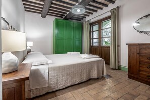 2 makuuhuonetta, silitysrauta/-lauta, ilmainen Wi-Fi, vuodevaatteet