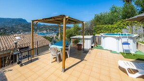 A rooftop patio with a pergola, a hot tub, and a pool table. - Apartment 'Sa Torreta Luxury Views' with Sea View, Private Terrace and Wi-Fi (Sóller)