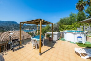 En tagterrasse med pergola, jacuzzi og billardbord.