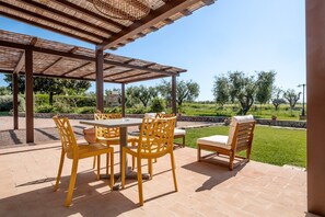 تناول الطعام بالخارج