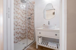 Shower, hair dryer, towels - Apartment '5' with Shared Pool, Wi-Fi and Air Conditioning (Capalbio)