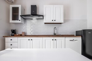 ثلاجة، ميكروويف، فرن، موقد طهي مسطح