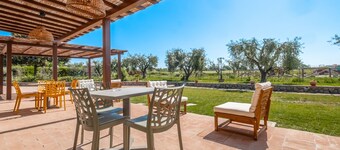 Apartment '6' with Shared Pool, Wi-Fi and Air Conditioning