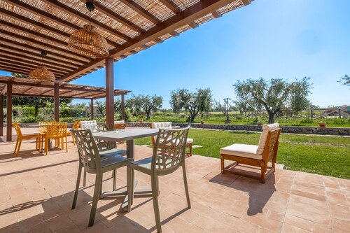 Apartment '6' with Shared Pool, Wi-Fi and Air Conditioning