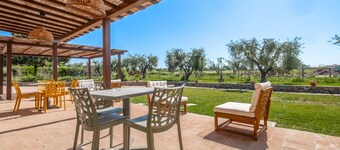 Apartment '6' with Shared Pool, Wi-Fi and Air Conditioning