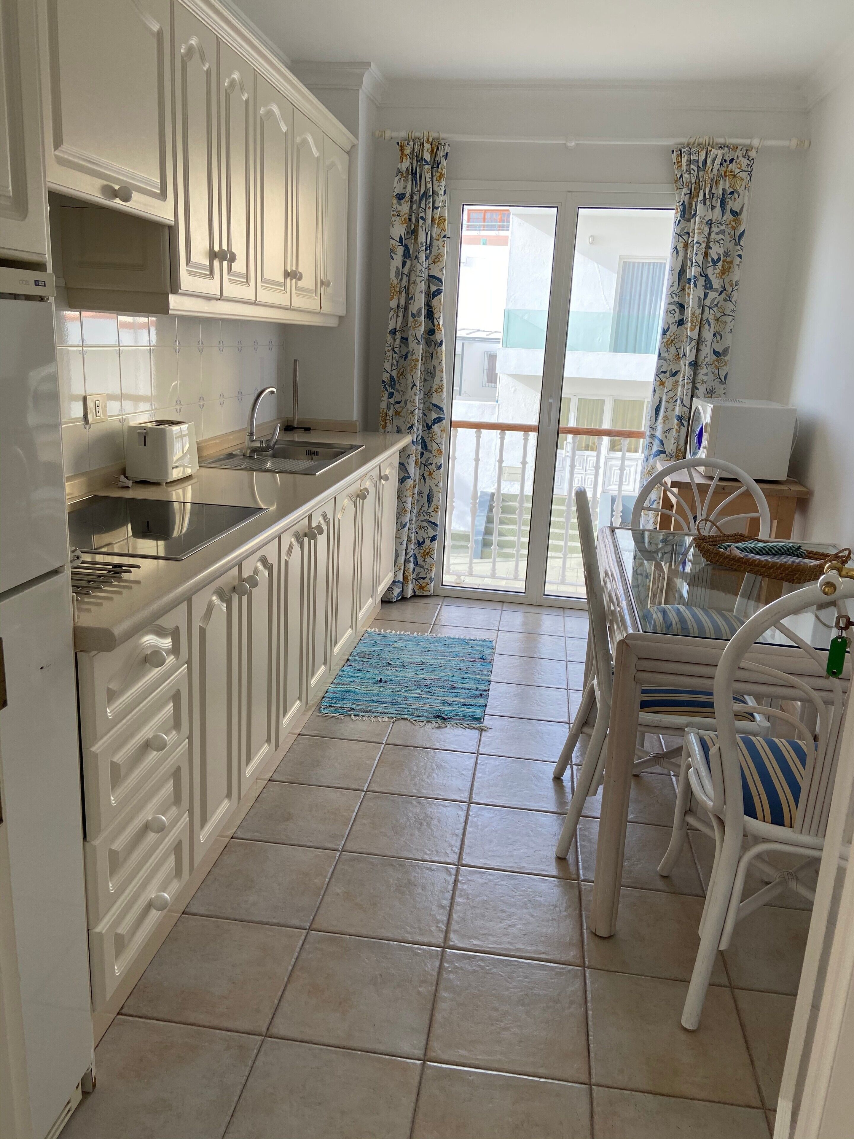 Refrigerador, microondas, parrilla de estufa y cafetera y tetera 