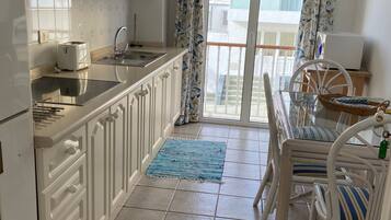 Refrigerador, microondas, parrilla de estufa y cafetera y tetera