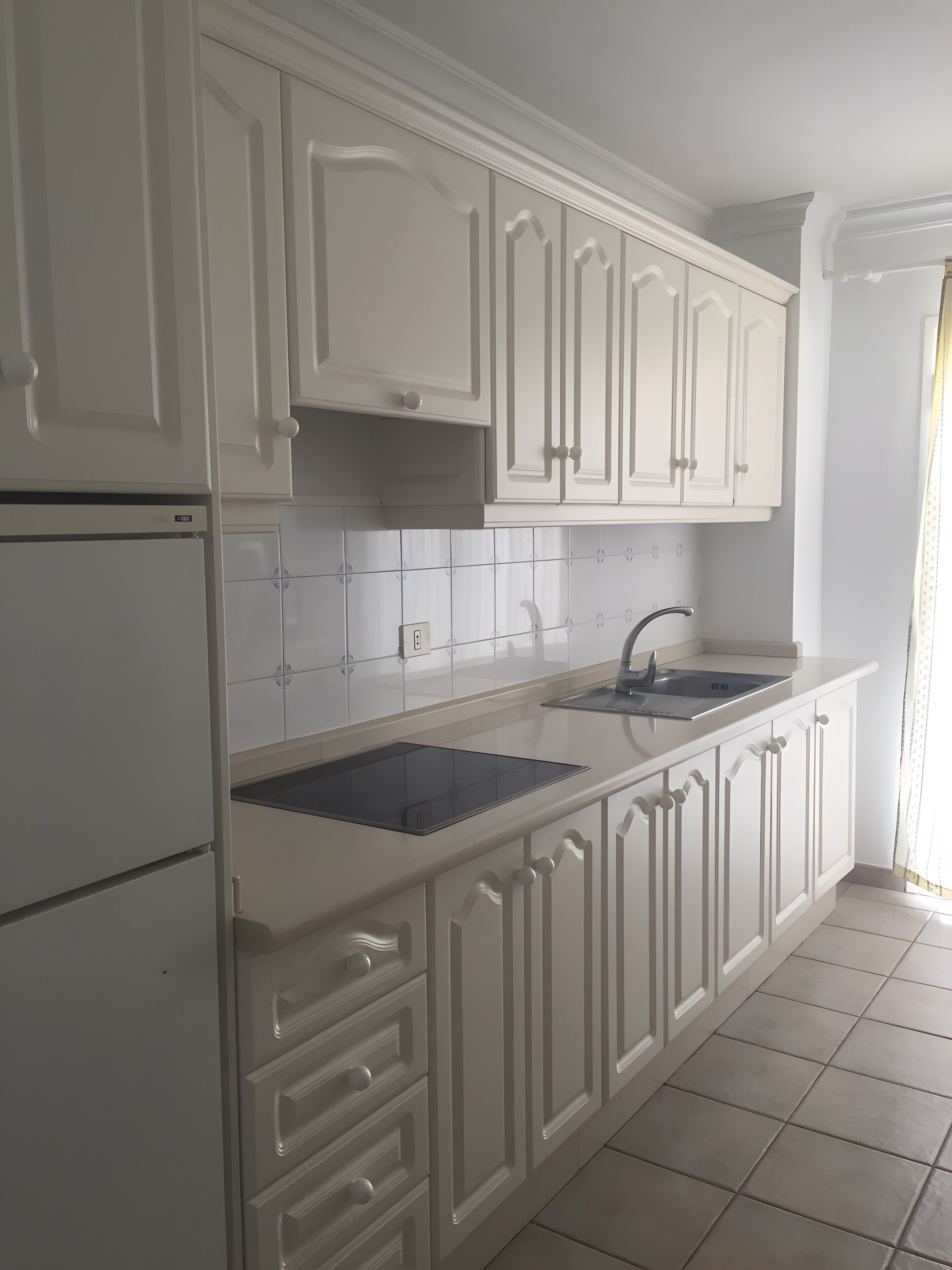 Réfrigérateur, micro-ondes, plaque de cuisson, cafetière/bouilloire