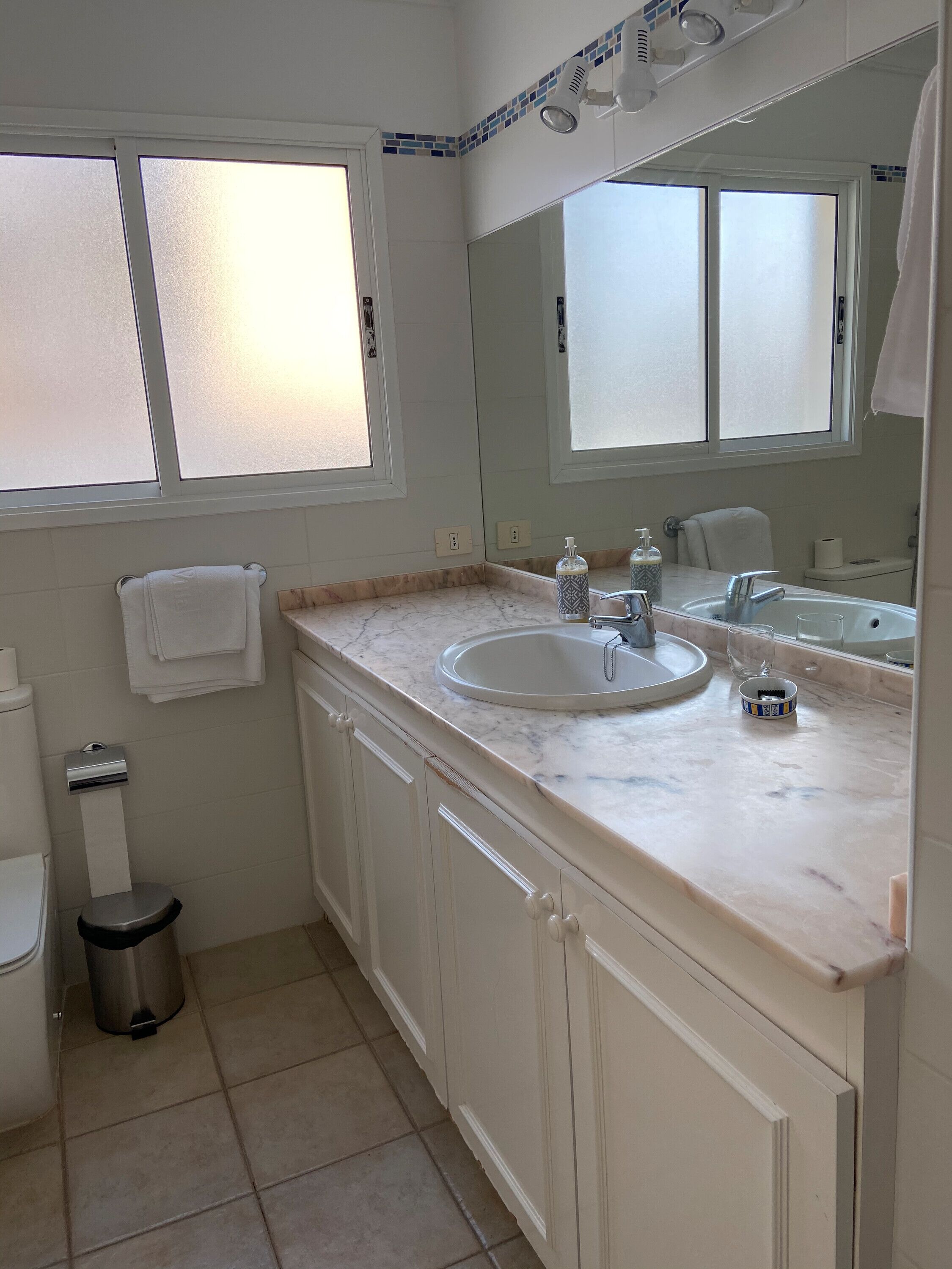 Douche, sèche-cheveux, serviettes fournies