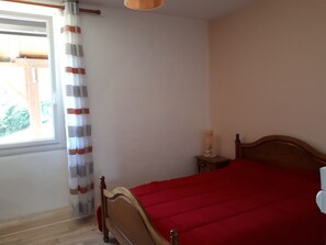 2 soverom, strykejern/-brett og sengetøy