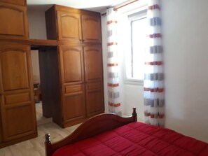 2 soverom, strykejern/-brett og sengetøy