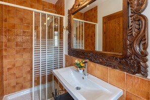 Regadera, secadora de cabello, toallas 