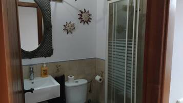 Suihku, hiustenkuivaaja, pyyhkeet