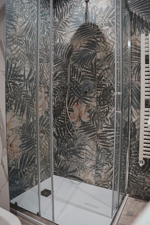 Douche, séchoir à cheveux, serviettes fournies