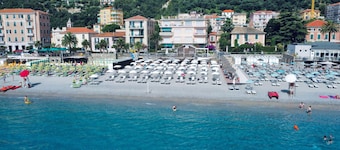 Room 'Le Nid' with Private Terrace and Wi-Fi