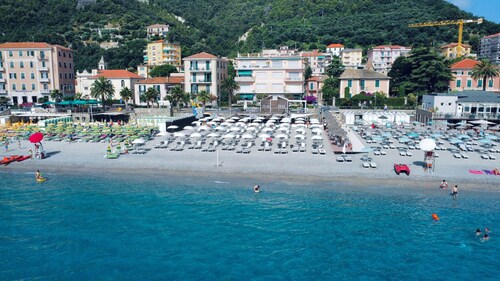 Room 'Le Nid' with Private Terrace and Wi-Fi