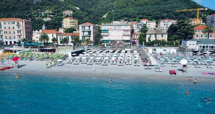 Room 'Le Nid' with Private Terrace and Wi-Fi