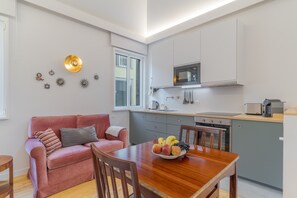 Een koelkast, een magnetron, een oven, een kookplaat