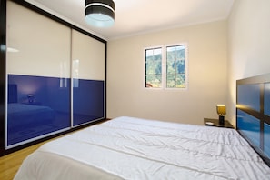 2 slaapkamers, een strijkplank/strijkijzer, gratis wifi, beddengoed