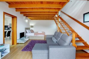 TV - Holiday Home 'Refugio Da Xamusca' with Mountain View, Wi-Fi and Air Conditioning (São Vicente)