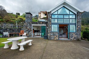 Outdoor dining - Holiday Home 'Refugio Da Xamusca' with Mountain View, Wi-Fi and Air Conditioning (São Vicente)