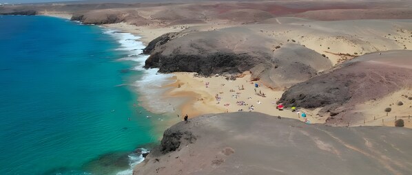 Una spiaggia nelle vicinanze