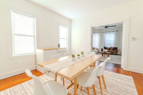 Spacious 3BDR near Harvard/5-Min Walk to Train - Davis Sq / Free Parking!