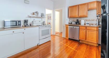 Spacious 3BDR near Harvard/5-Min Walk to Train - Davis Sq / Free Parking!