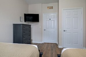 2 chambres, fer et planche à repasser, lit parapluie, Wi-Fi gratuit