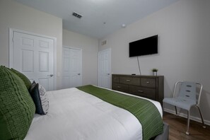 2 dormitorios, tabla de planchar con plancha, cuna de viaje