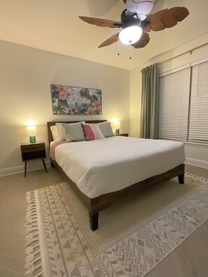 5 habitaciones, escritorio y tabla de planchar con plancha 