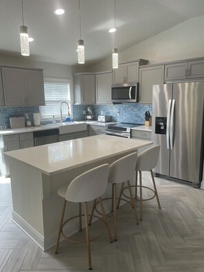 Refrigerador, microondas, horno, placa de cocina