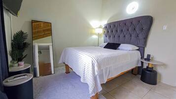 1 habitación, tabla de planchar con plancha, wifi y ropa de cama