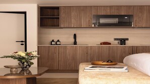 Une cuisine compacte avec des meubles en bois, un four à micro-ondes et un petit plan de travail.