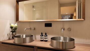 Douche, sĂšche-cheveux, serviettes fournies