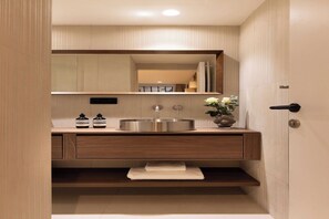 Regadera, secadora de cabello, toallas 