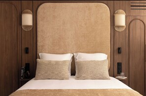 Tabla de planchar con plancha, internet y ropa de cama 