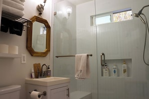 Articles de toilette écologiques, sÚche-cheveux, serviettes fournies