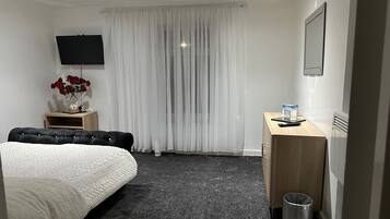 House | 2 bedrooms, iron/ironing board, free WiFi, bed sheets