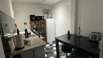 Rumah | Dapur pribadi | Lemari es, microwave, ketel listrik, dan pemanggang roti