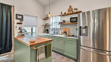 KĂŒhlschrank, Mikrowelle, Herdplatte, Wasserkocher mit Kaffee-/Teezubehör