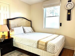 2 soverom, skrivebord, strykejern/-brett og wi-fi (inkludert)