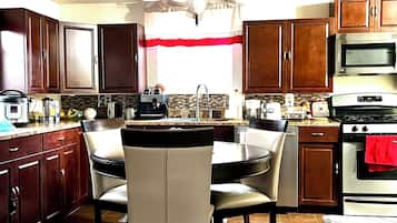 Coffee/tea maker, fridge, microwave, oven